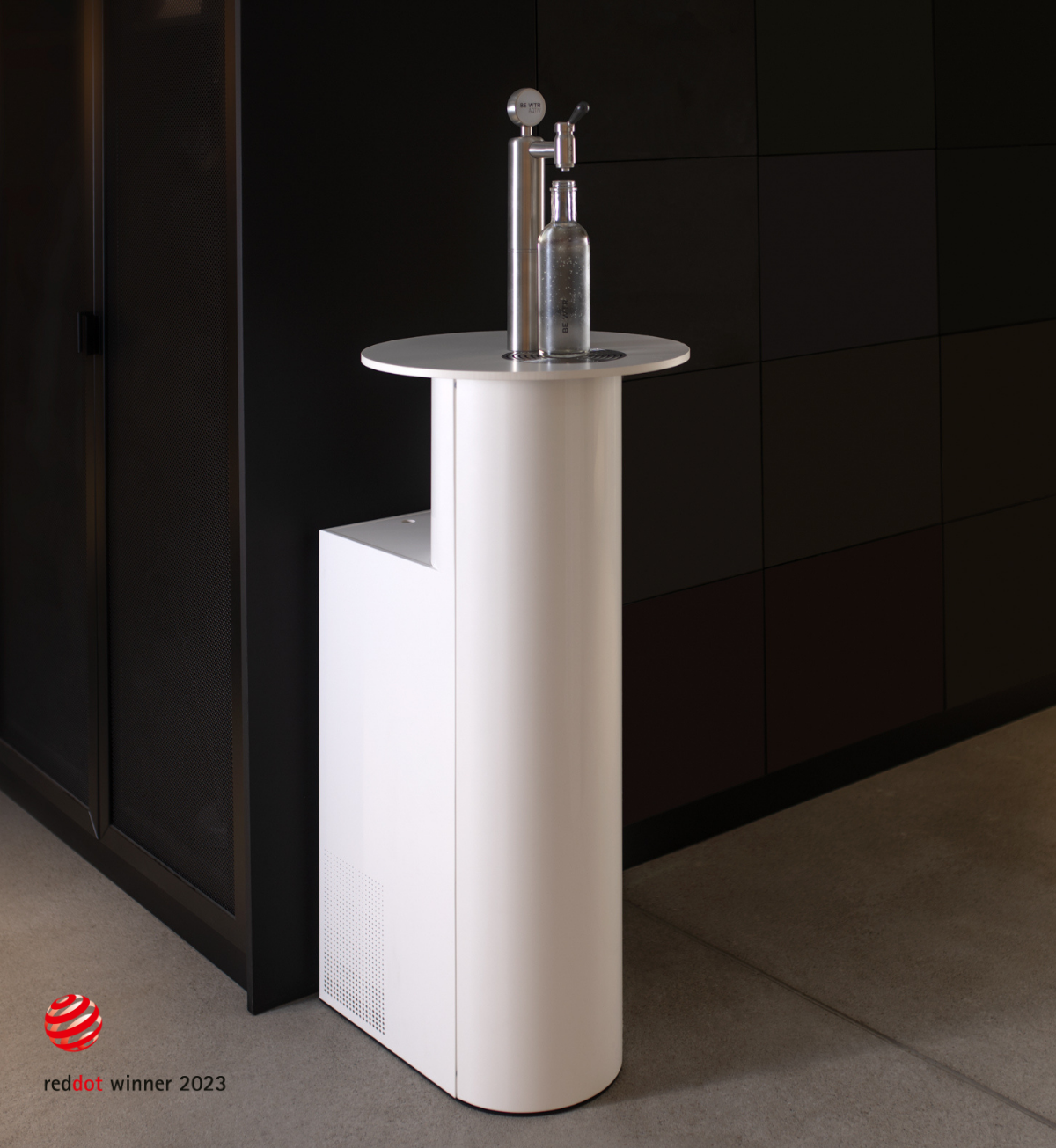 AQTiV_TOWER_lifestyle_logoreddot