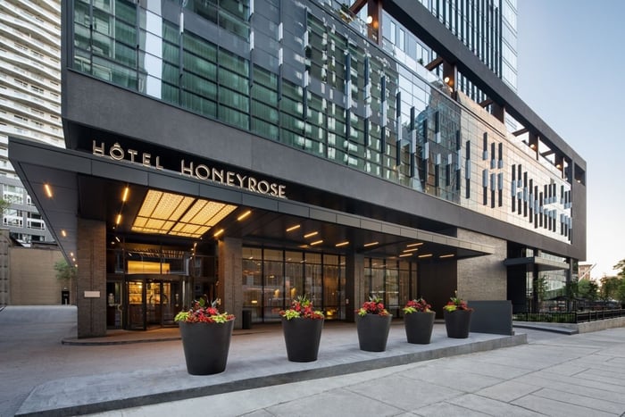 The-HONEYROSE-Hotel-Montreal-boasts-a-prime-location-right-across-from-Place-des-Arts